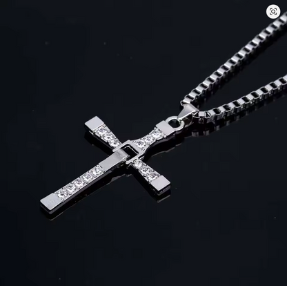 Le Collier à Croix de Dominic Toretto